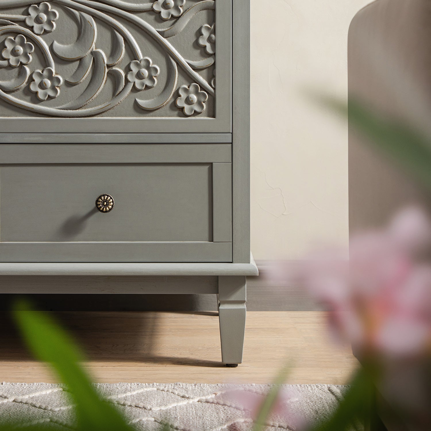 Chantilly Mid Gray Carved Double Closet